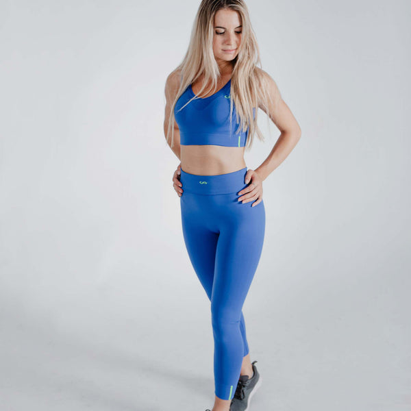 Modella con leggings con tecnologia FIR colore active indaco indossati a vita bassa Gsclosure.