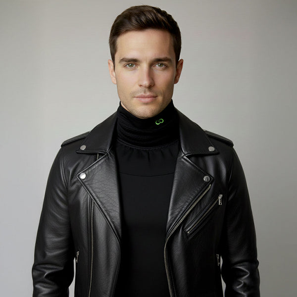 Scaldacollo nero Gsclosure indossato con giacca di pelle per un look urban tecnico.